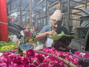 Penjual Kembang di Salatiga Laris Jelang Malam Satu Suro