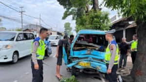 Kecelakaan di Sukarno Hatta Salatiga, Angkota Hantam Ertiga, Sopir Alami Luka Kaki