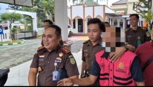Buronan 15 Tahun Kasus Korupsi Dana Desa Diciduk Saat Makan di Rumah Makan Jambu