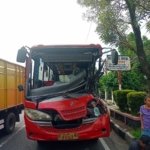 Bus Trans Semarang Tabrak Truk PLN di Ungaran, Satu Orang Tewas