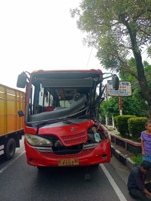 Bus Trans Semarang Tabrak Truk PLN di Ungaran, Satu Orang Tewas
