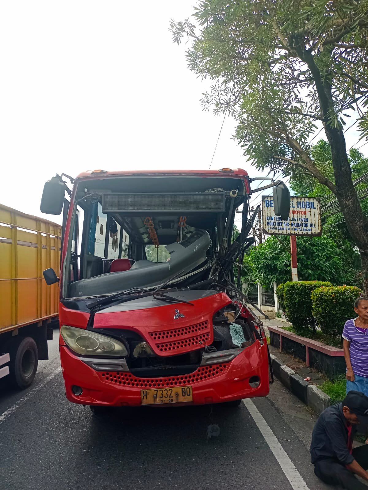 Bus Trans Semarang Tabrak Truk PLN di Ungaran, Satu Orang Tewas