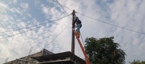 PLN Icon Plus Tertibkan Kabel FO Gantung di Boja