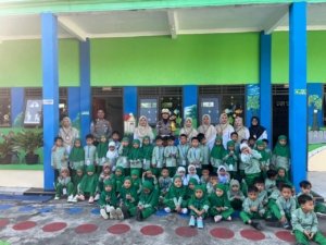 POLISI SAHABAT ANAK! Murid TK Al Huda Dapat “Pelajaran Seru” dari Satlantas Polres Semarang