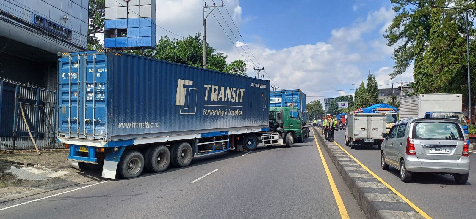 Truk Trailer Tak Kuat Nanjak, Jalur Utama Ungaran-Bawen Sempat Tersendat