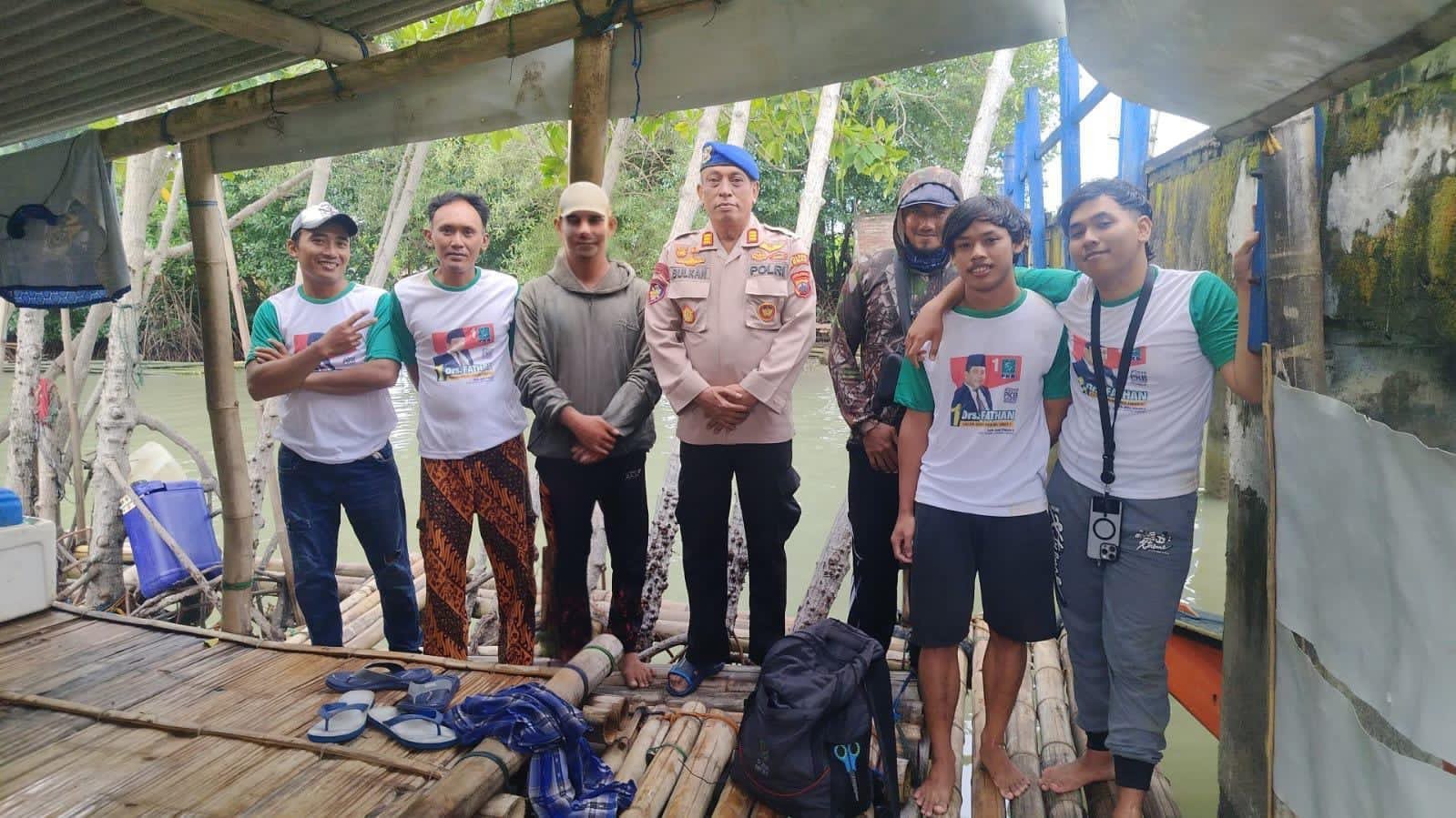 Polisi Selamatkan Enam Pemancing Terombang-ambing di Laut Akibat Badai