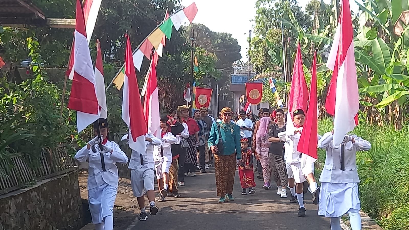 Kirab Budaya Warnai Merti Dusun di Tegal Ombo: Tradisi Guyub Rukun Warga RW 03 Mblotongan, Sidorejo, Salatiga