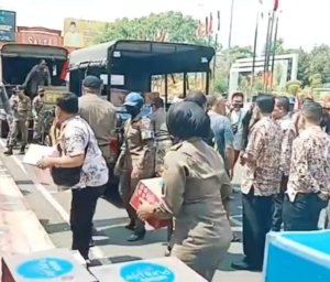 Ratusan Dus Air Sumbangan Diangkut Paksa, Warga Tuding Pemkab Pati Arogan