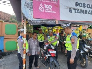 Satlantas Polres Demak Ajak Warga Kibarkan Merah Putih Sambut HUT ke-80 RI