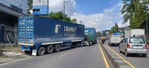 Truk Trailer Tak Kuat Nanjak, Jalur Utama Ungaran Macet