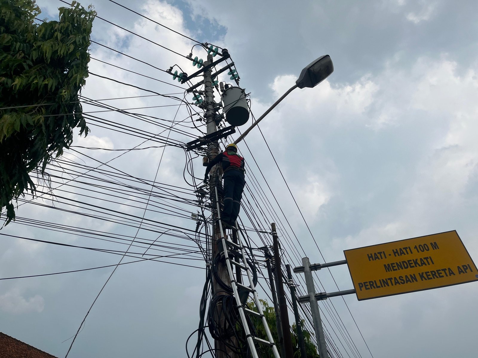 PLN Icon Plus Tertibkan Kabel Optik di Sekitar Alun-Alun Sragen