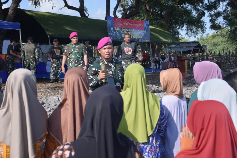 Bhakti TNI AL Tutup Latihan Pasmar 2 di Situbondo, Bersih Pantai hingga Bagi Sembako