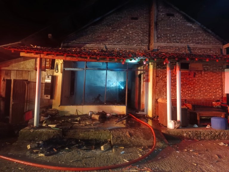 Diduga Tersulut Puntung Rokok, Kebakaran Hanguskan Sebagian Rumah Warga Kalangan Pabelan