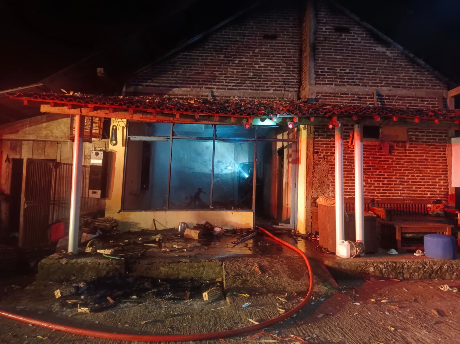 Diduga Tersulut Puntung Rokok, Kebakaran Hanguskan Sebagian Rumah Warga Kalangan Pabelan